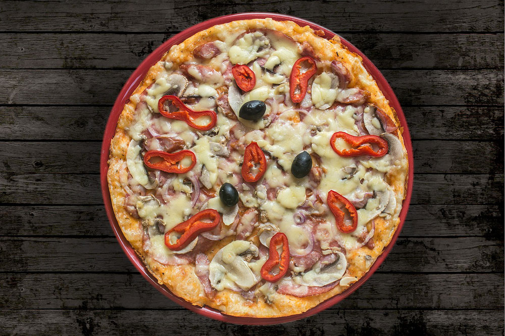 Pizza artisanale garnie, sortie du four